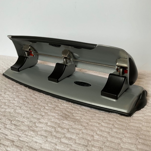 Swingline Safety 3-Hole Punch - Silver/Black - Picture 14 of 16